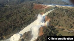 Barajul avariat de la Oroville în California