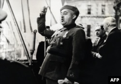 Generalul Francisco Franco ţinând un discurs la Bilbao în 1939