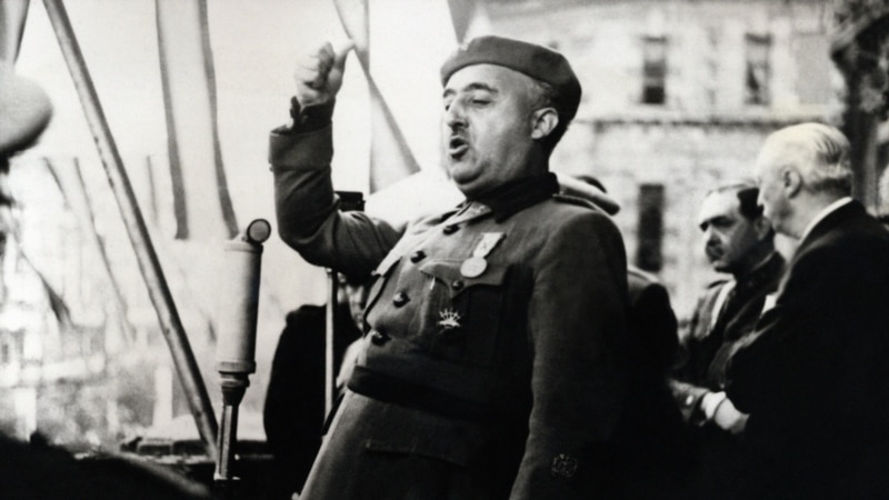 Диктатор Франко сөякләре мемориалдан алынып гаилә каберлегенә җирләнә 