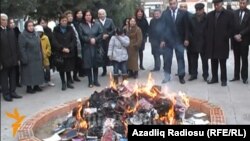 Azerbaijan - Burning of Azeri author Akram Aylisli"s books, Ganja