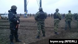 Правоохоронці намагалися відтіснити учасників акції блокади Криму від пошкоджених електоопор, які блокують активісти, 21 листопада 2015 року 