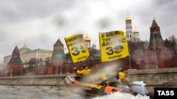 Задержанные активисты "Гринпис" получают поддержку в столице России: акция их сторонников на Москве-реке 