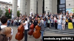 Minsk, philharmonic hall, action of solidarity, August 20, 2020