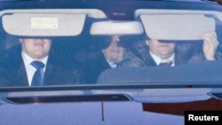 Адвокат Генрих Падва (в центре) и его подзащитный, бывший министр обороны России Анатолий Сердюков (на заднем сиденье, неразличим) сидят в автомобиле после приезда в Генпрокуратуру в Москве, 11 января 2013 года