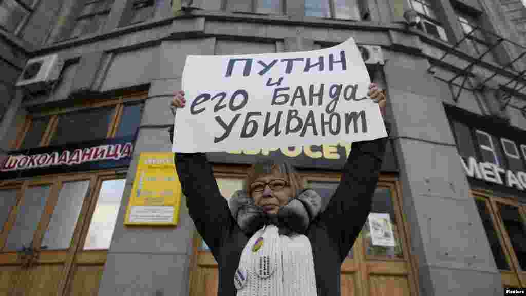 Один із цілої низки одиночних пікетів у центрі столиці Росії. Москва, 19 квітня 2015 року. Більше про це ТУТ