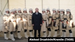 Ruski predsjednik Vladimir Putin sa učesnicima proslave obilježavanja Staljingradske bitke tokom posjete muzeju Rusija - Moja Historija u Volgogradu u februaru 2018. godine.