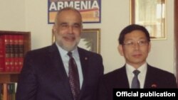 Раффи Ованнисян (слева) и посол Китая в Армении Тиан Эрлун, Ереван, 23 февраля 2016 г. 