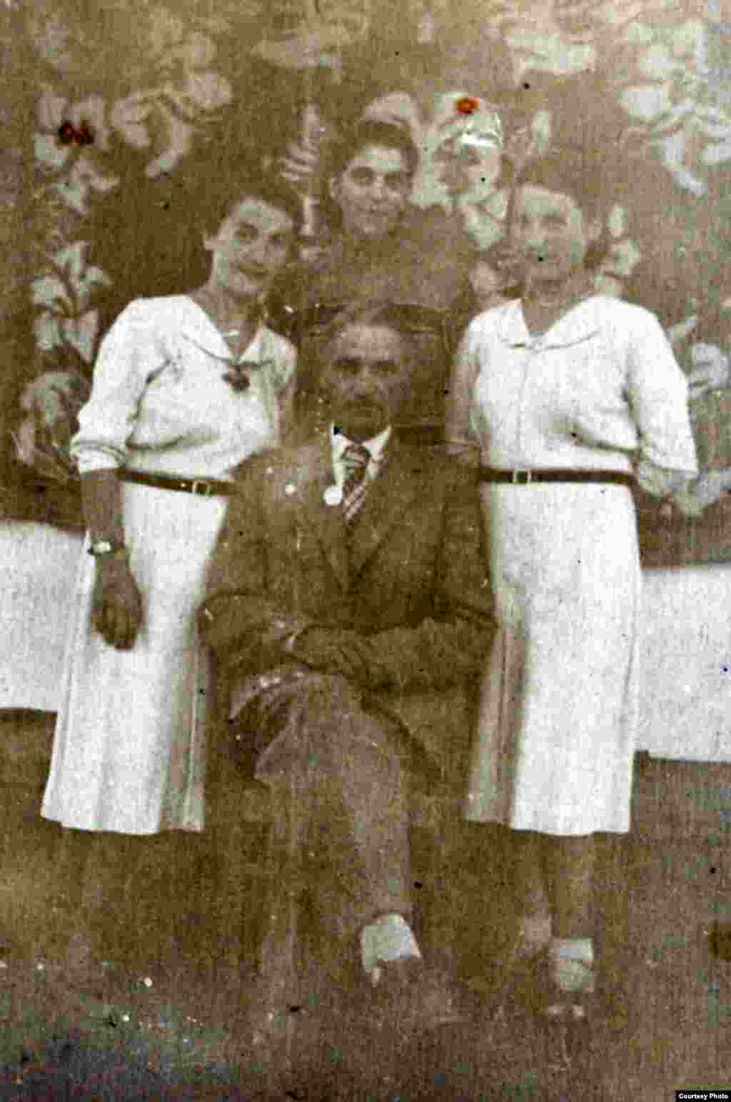 Tatăl surorilor Alecu Calea-Valea alături de Silvia (stânga), Olga (dreapta) și soția Eudochia, după reuniunea familială. Sculeni, circa 1960 