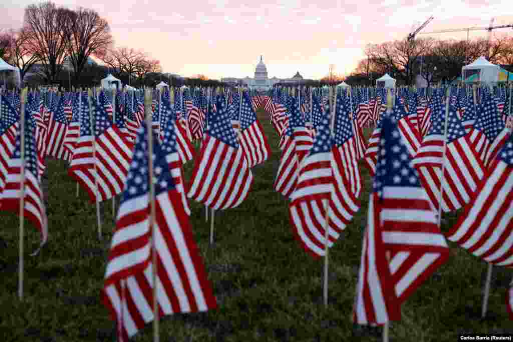 Илјадници американски знамиња, во спомен на околу 200.000 жртви од коронавирусот.&nbsp;
