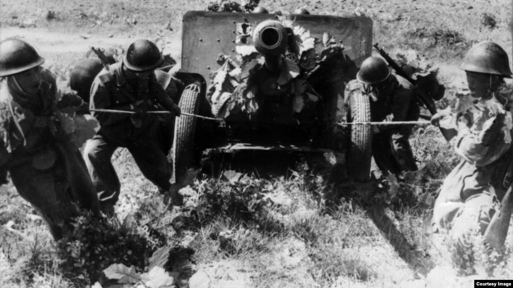 Вооружённый карабинами Мосина артиллерийский расчёт одной из частей армии КНДР выводит орудие ЗИС-3 на позицию, 20 августа 1950 г.