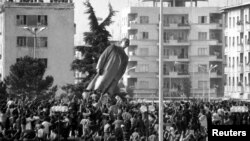 Statuja e Enver Hoxhës u rrëzua në shkurt të vitit 1991, Tiranë, Shqipëri.