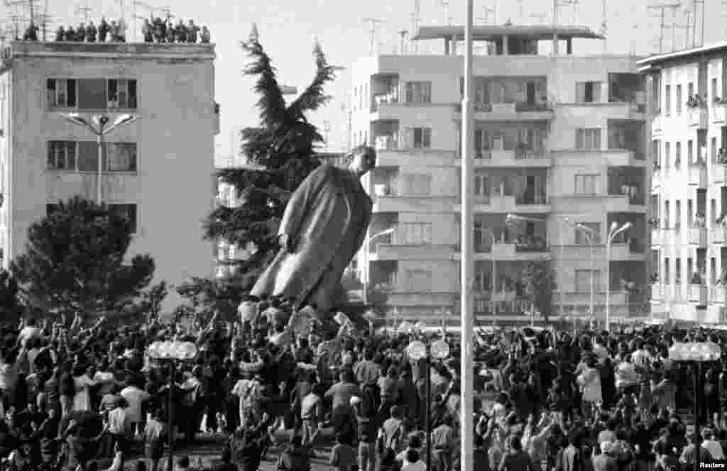 Brončani kip albanskog diktatora Envera Hodže srušen je nakon antikomunističke revolucije u zemlji, koja je započela 1990. godine.