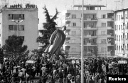Тысячы альбанцаў скідаюць статую Энвэра Ходжы. 1991