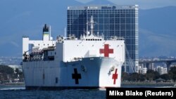 Один из кораблей-госпиталей ВМС США (USNS Mercy) близ порта Сан-Диего, Калифорния, 23 марта 2020