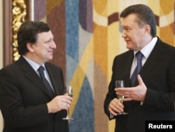 Ukrayna - rusiyapərəst Ukrayna prezidenti Viktor Yanukovych (sağda) Avropa Komissiyasının prezidenti Jose Manuel Barroso ilə şampan içir, Kiyev, 2011