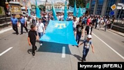 Демонстрация крымских татар в Симферополе перед общекрымским траурным митингом. 18 мая 2011 года
