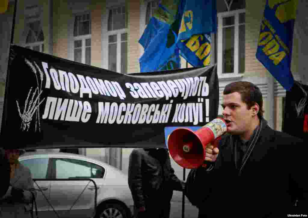 Прихильники ВО «Свобода» пікетують Адміністрацію Президента, вимагаючи від Віктора Януковича вибачитися за заперечення того, що Голодомор 1932-33 років є геноцидом, Київ, 26 листопада.Photo by Sergiy Svetlitskiy for Ukrainian Photo