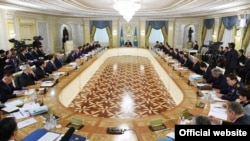 Расширенное заседание правительства Казахстана с участием президента Нурсултана Назарбаева. 