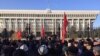 Gyrgyz protestçileri “Ata Meken” partiýasynyň lideri Tekebaýewiň boşadylmagyny talap edýärler
