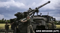 На фото: українські військові готуються вести вогонь із французької 155 мм САУ Caesar (Цезар) по позиціях військових Росії. Донеччина, 15 червня 2022 року 
