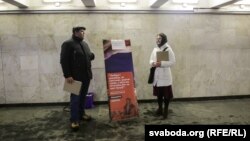 Наста Гусева падчас збору подпісаў за беларускую мову на выхадзе са станцыі мэтро «Плошча Леніна»