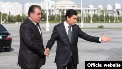 Эмомали Рахмон и его туркменский коллега Гурбангулы Бердымухамедов. Архивное фото