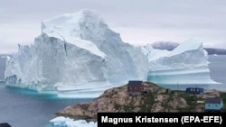 Un iceberg situation lângă satul Innaarsuit, în municipalitatea Avannaata din nord-vestul Groenlandei 