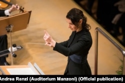 Диригентка Линів під час концерту, 14 січня 2022, Болонья