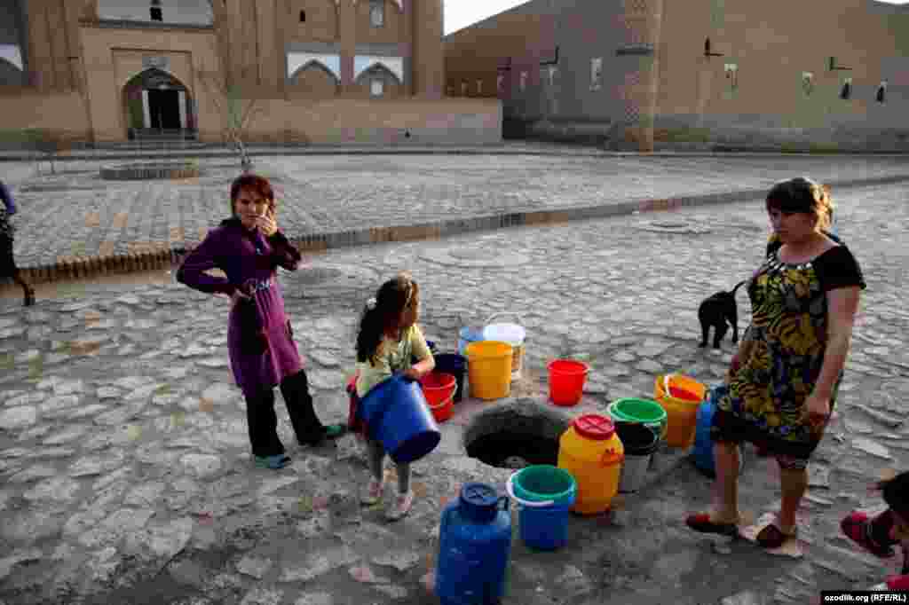 Women wait to fill their buckets in Uzbekistan.