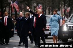 Інавгураційна хода у США. Президент США Дональд Трамп і перша леді Меланія Трамп ідуть до Капітолію. Вашингтон, 20 січня 2017 року