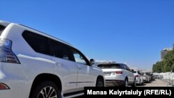 Ряд машин в очереди в мобильный центр для сдачи теста на коронавирус в Алматы. 12 июня 2020 года.