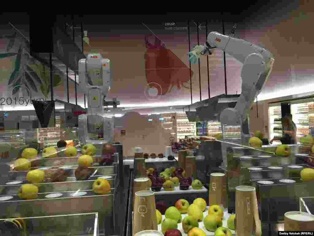 В магазине COOP на территории выставки робот сортирует яблоки.
