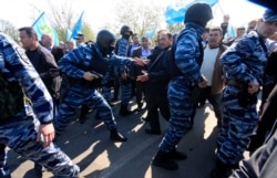 Полиция разгоняет крымских татар, приехавших встречать Мустафу Джемилева. Армянск, 3 мая 2014 года