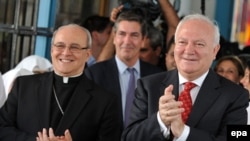 Cuban Cardinal Jaime Ortega y Alamino (left) and Spanish Foreign Minister Miguel Angel Moratinos, who negotiated the release, visit to the Santovenia asylum in Havana on July 7.