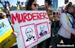 Плакат с изображением президента России Владимира Путина и Александра Лукашенко и надписью на английском «Убийцы» во время акции против агрессии России по отношению к Украине. Сан-Франциско, США, 27 февраля 2022 года