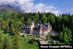 Fotografie aeriană a castelului Peleș, din Sinaia, România. Clădirea a servit drept reședință de vacanță pentru familia regală a României în urmă cu aproape un secol.