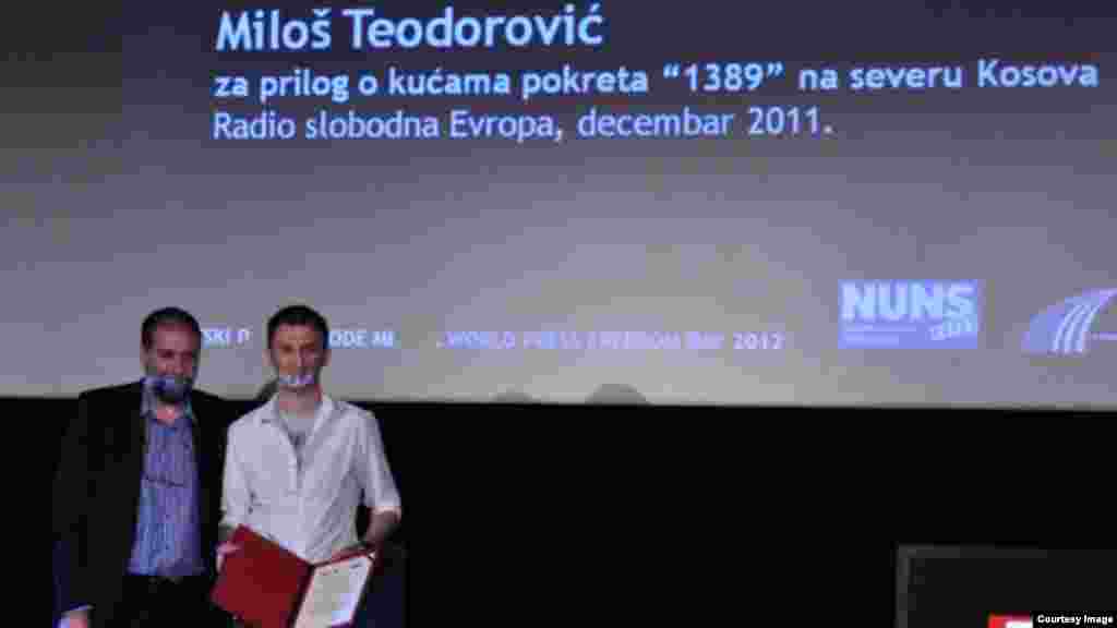 Miloš Teodorović nagrađen je priznanjem NUNS-a za 2012. za radio reportaža o djelovanju pripadnika desničarskog pokreta „1389“ na sjeveru Kosova.