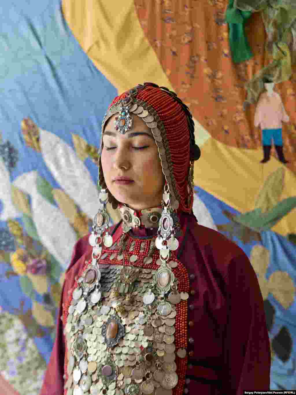 Fatima 25 years old, development director at a company "A Bashkir girl is first of all characterized by sincerity and openness. I try to be like that myself, therefore all my emotions are immediately visible on my face. I love modern Bashkir jewelry and this is an example of how traditions can be trendy."