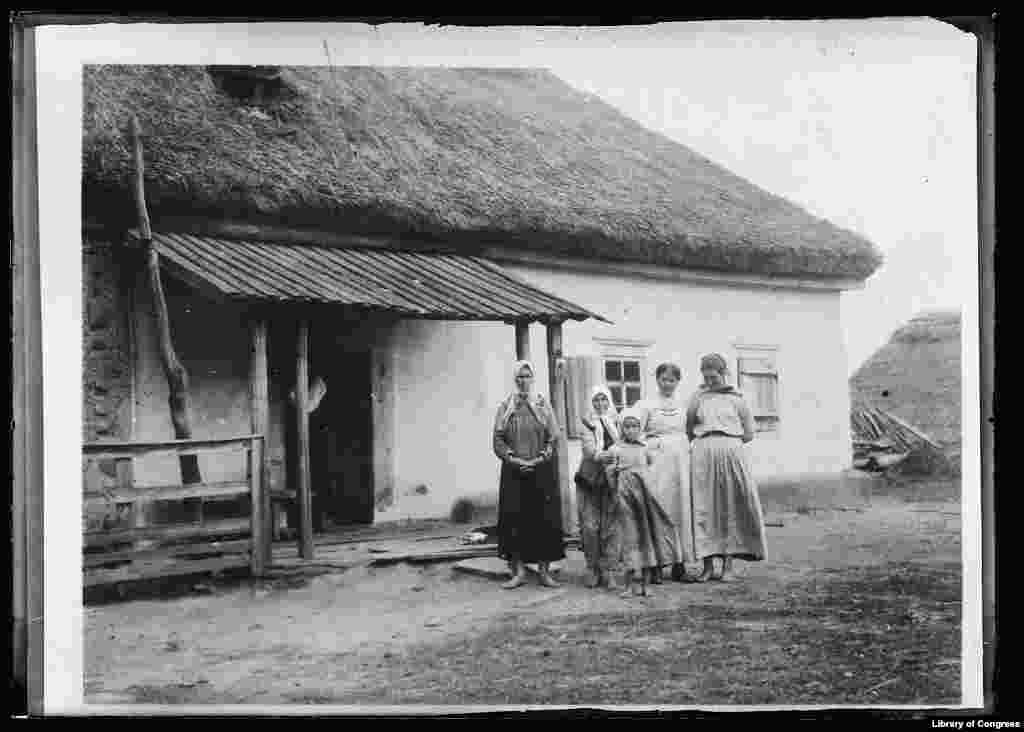 Це &ndash; фото американського Червоного Хреста, як мовиться в супровідному тексті, показує &laquo;типову хату в Малоросії&raquo; в листопаді 1919 року, хоча в наступному реченні згадано й &laquo;Україну&raquo;. Далі в тексті хвалять українських селян за витривалість і винахідливість під час Першої світової війни, завдяки чому вони не так потерпали від труднощів, як у містах. У цій хаті американців прийняли гостинно