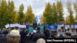 День памяти, Казань, 12 октября 2019 года. Раушан Гизатуллин — на заднем плане четвертый слева