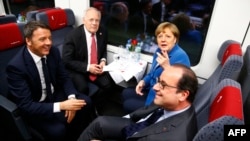 Италия премьер-министрі Маттео Ренци (солдан оңға), Швейцария президенті Йоханн Шнейдер-Амманн, Гермнаия канцлері Ангела Меркель және Франция президенті Франсуа Олланд Готард туннелімен саяхаттап барады. 1 маусым 2016 жыл.