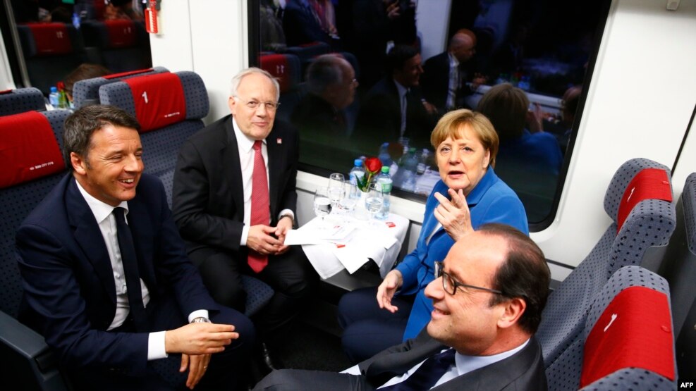 Matteo Renzi (i pari nga e majta në të djathtë), Johan Schneider-Amman, Angela Merkel dhe Francois Hollande, në tren gjatë udhëtimit inaugurial nëpër hekurudhën Gotthard