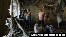 Dy banore i shikojnë dëmtimet e rënda në banesën e tyre në rajonin e Donjeckut në pjesën lindore të Ukrainës