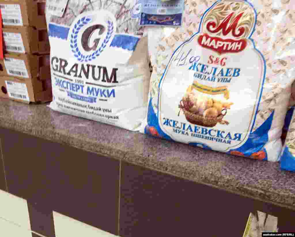 Импортный товар в продуктовом магазине Ашхабада 