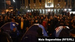 Акция протеста перед парламентом на проспекте Руставели