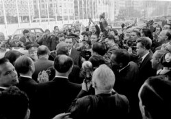 Андрей Громыко сопровождает космонавтов Юрия Гагарина и Валентину Терешкову на пресс-конференцию в штаб-квартире ООН, октябрь 1963 года