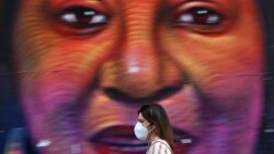 Žena nosi zaštitnu masku, Madrid, Španija, 4. maj