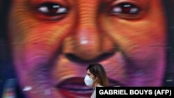 Žena nosi zaštitnu masku, Madrid, Španija, 4. maj