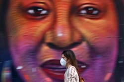 Көшеде маска тағып кетіп бара жатқан адам. Мадрид, Испания, 4 мамыр 2020 жыл.