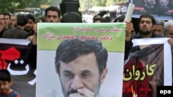Iran -- Supporters ofPresident Mahmud Ahmadinejad hold posters depicting him on the street in Tehran, 28May2009